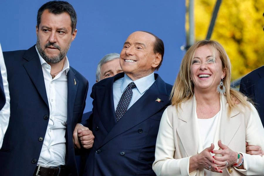 La premier Giorgia Meloni con il vicepremier Matteo Salvini e Silvio Berlusconi