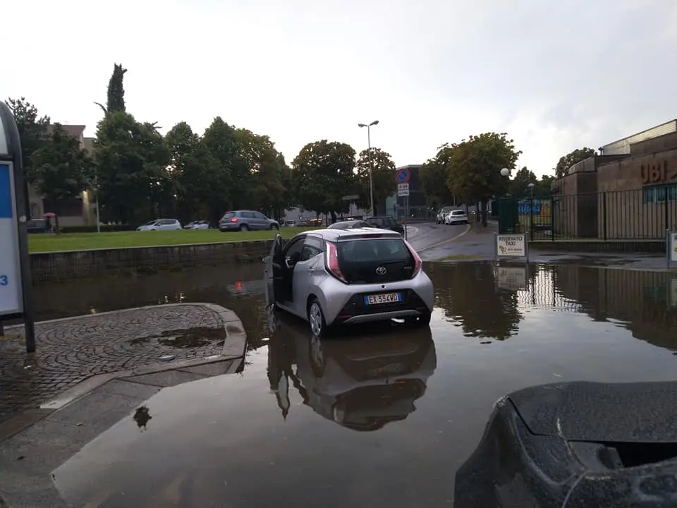 Incubo maltempo: 20 minuti di bufera, automobilista salvato dai vigili. Oggi rischio bis?