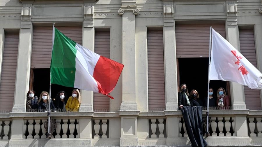 Drappo nero fuori dal Comune di Firenze