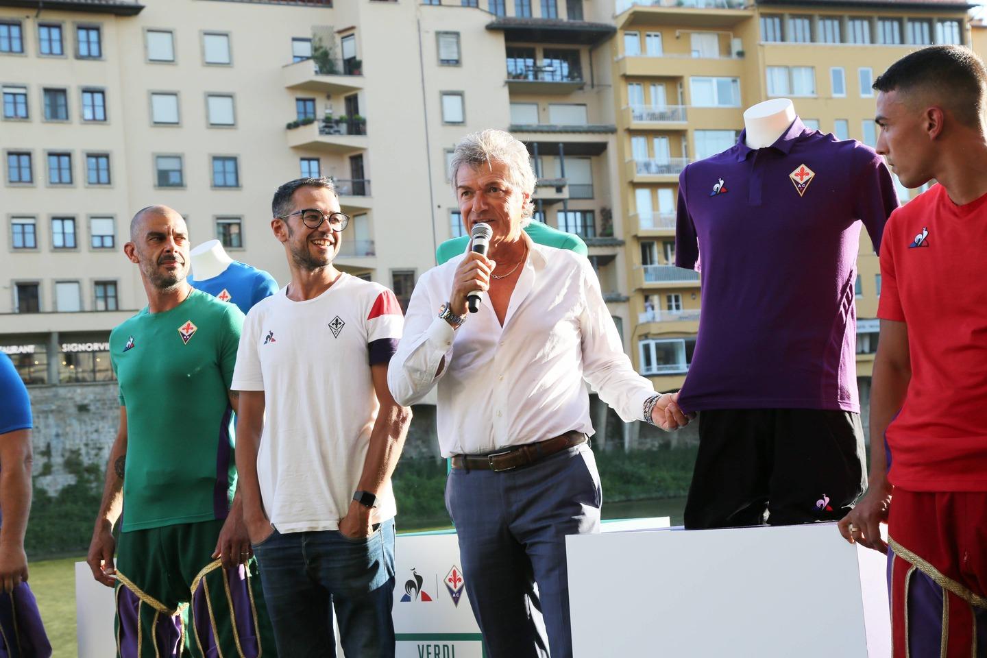 Fiorentina Svelata La Nuova Maglia Tra Storia E Futuro Foto