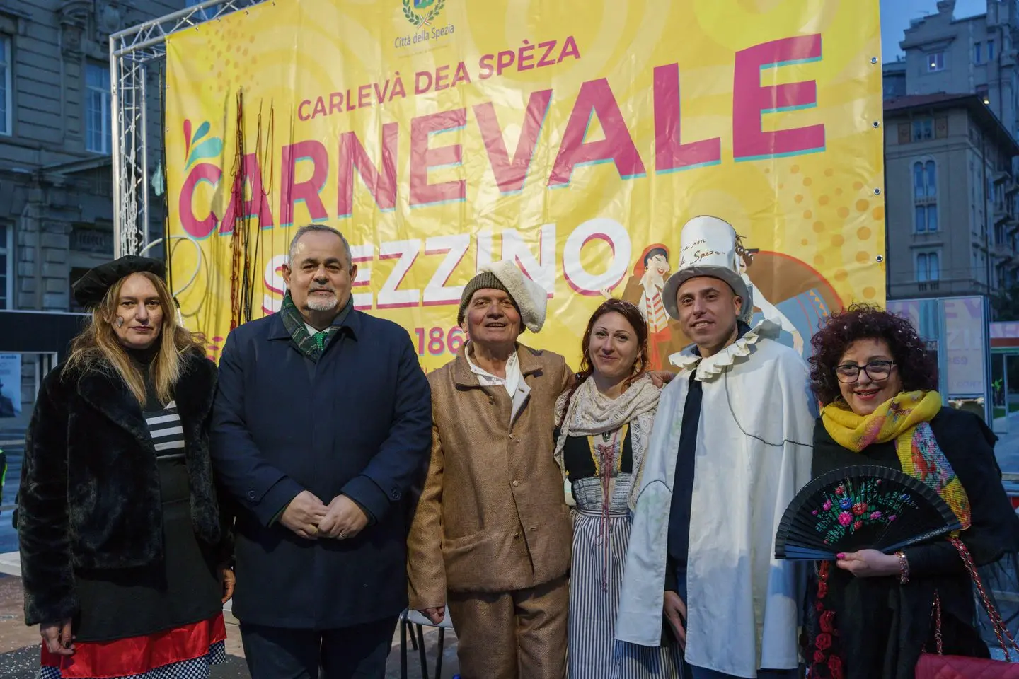 Donne, uomini e una maschera bianca per dire 'no' alla violenza - Città  della Spezia