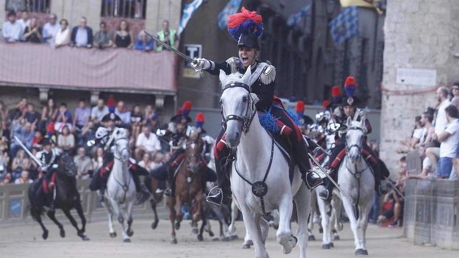 La carica dei carabinieri prima della prova generale del Palio (foto Paolo Lazzeroni)