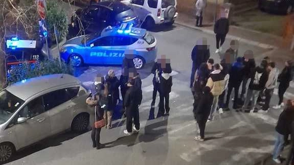 Polizia e carabinieri sul posto in piazza VIII Marzo a Montelupo dopo l’aggressione