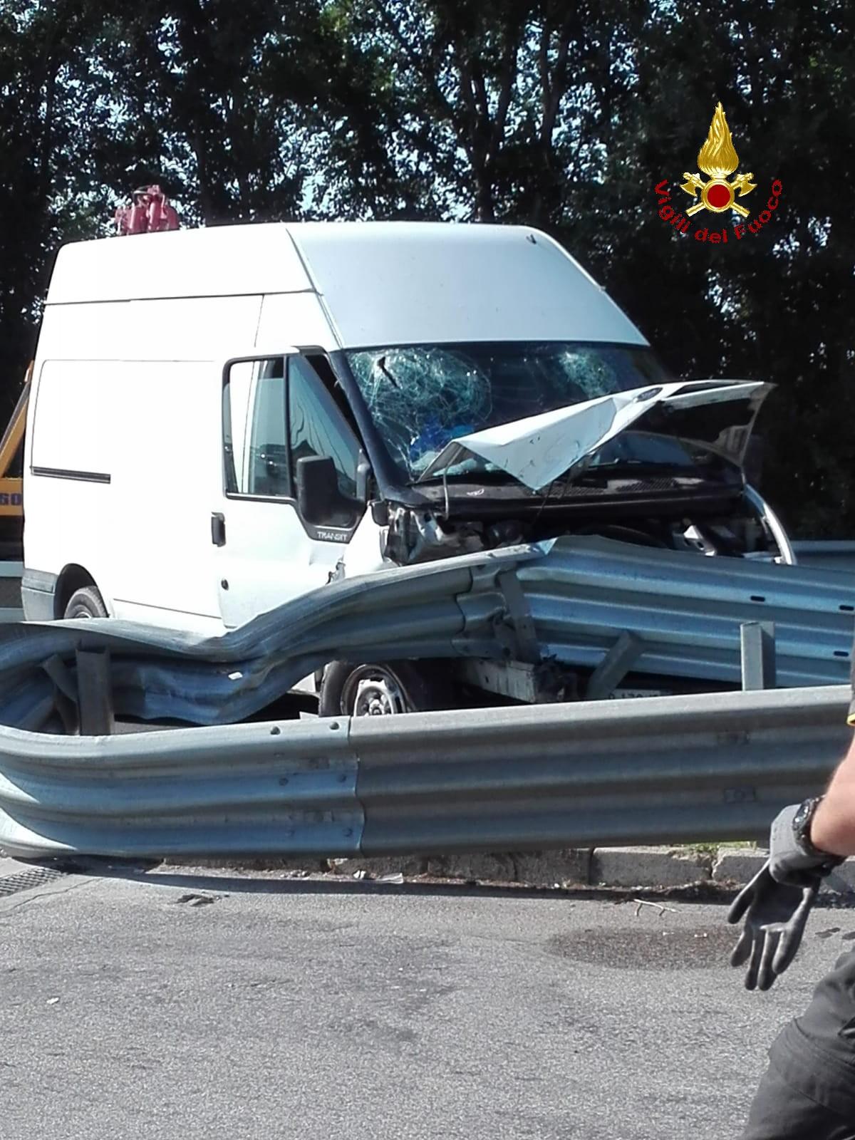 Furgone Contro Guardrail, Feriti Un Bimbo Di Due Anni E I Suoi Genitori