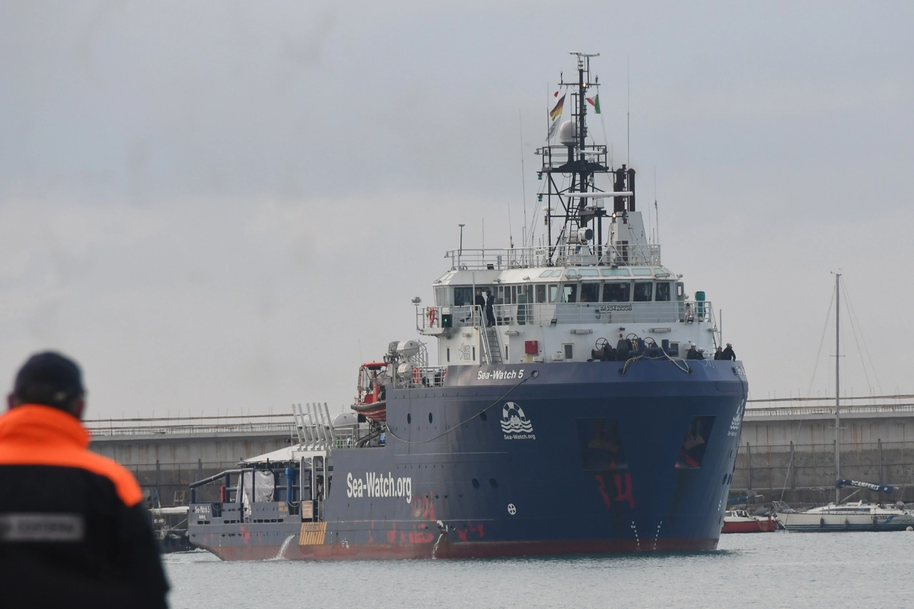 L'arrivo della Sea Watch a Carrara