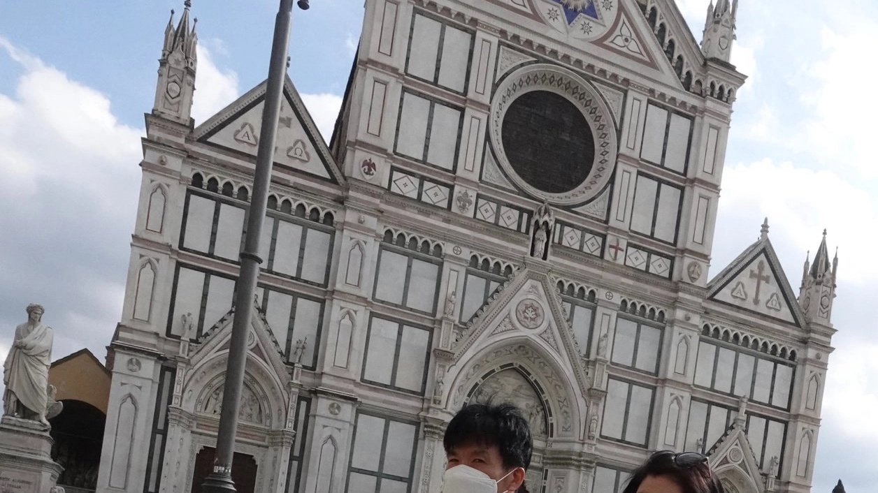 Persone con la mascherina in piazza Santa Croce (New Press Photo)