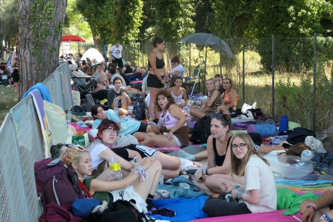 Fan di Louis Tomlinson accampate a Lido di Camaiore (foto Umicini)