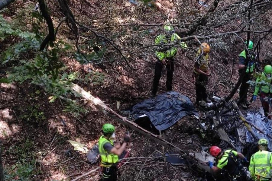 Il recupero dei resti dell’elicottero precipitato sul monte Cusna