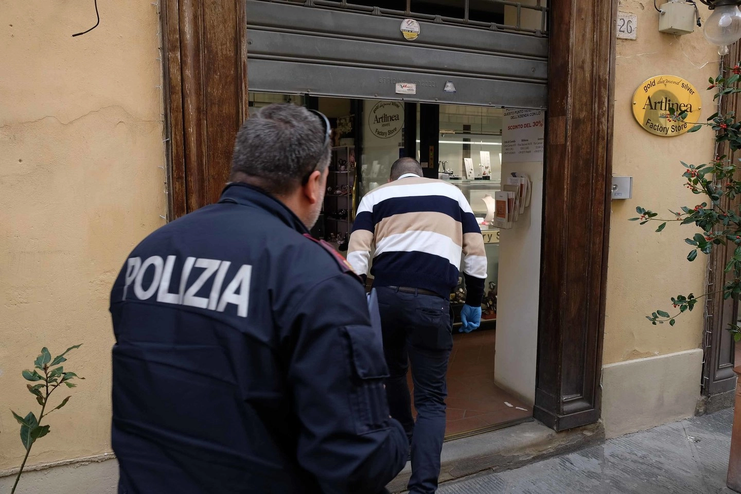 Arezzo tentata rapina in gioielleria