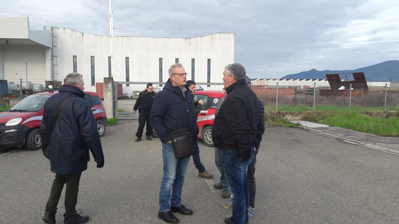 Tmm, la rabbia degli operai ferma i camion che vogliono caricare macchinari