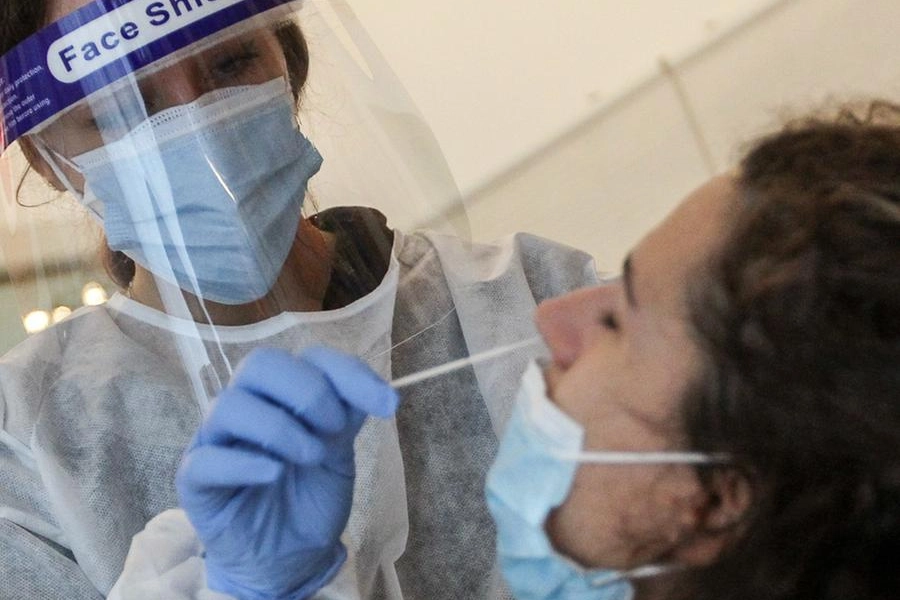 Una ragazza mentre si sottopone ad un tampone (foto di archivio)