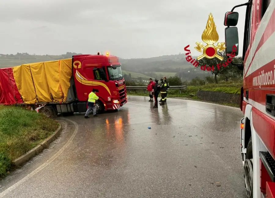 Montespertoli, mezzo pesante esce di strada e resta bloccato