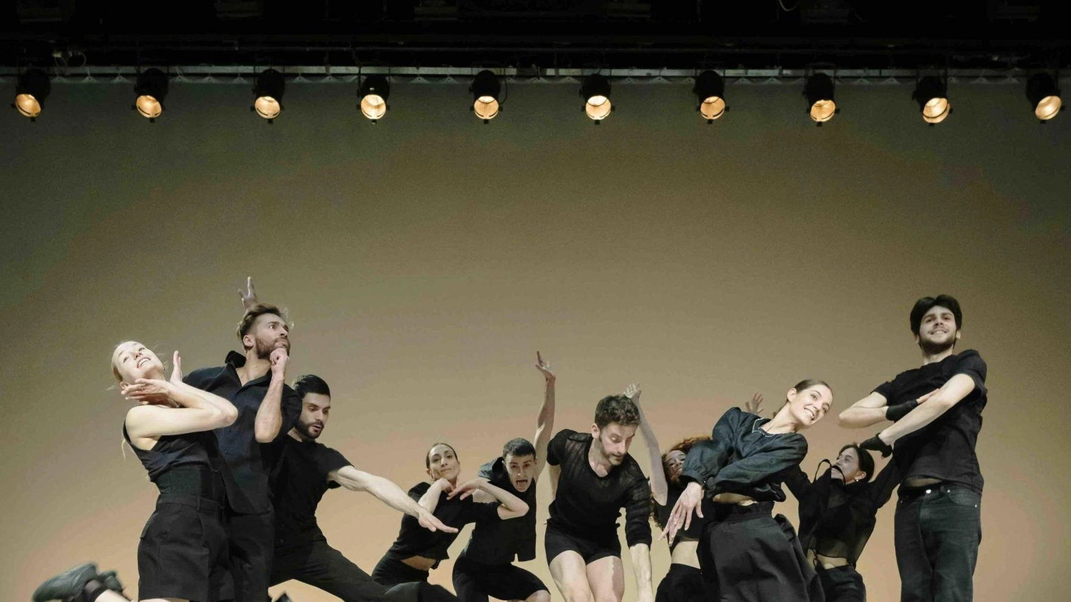 “Grand jeté“, la danza contemporanea al Morlacchi. Salto nel vuoto con le coreografie di Silvia Gribaudi