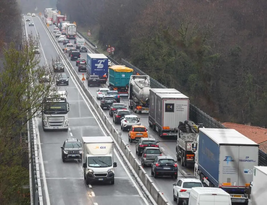 Ipotesi pedaggio sulla FiPiLi, la protesta. "Servizi inadeguati, non vogliamo pagare"