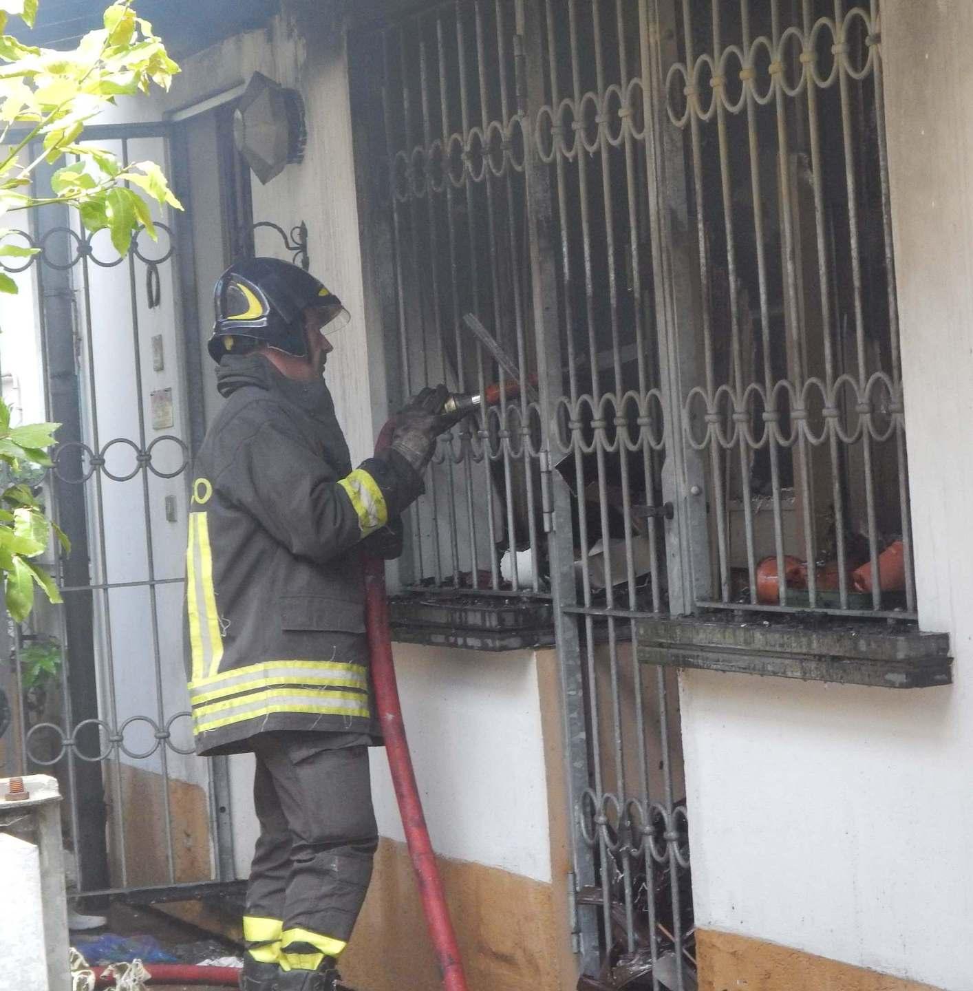 Vanno A Milano In Ricordo Del Figlio Incendio Gli Devasta Labitazione Foto