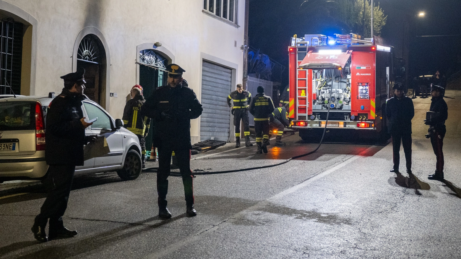 Carabinieri e vigili del fuoco intervenuti dopo l'incendio nell'edificio a Osteria Nuova (Foto Germogli)