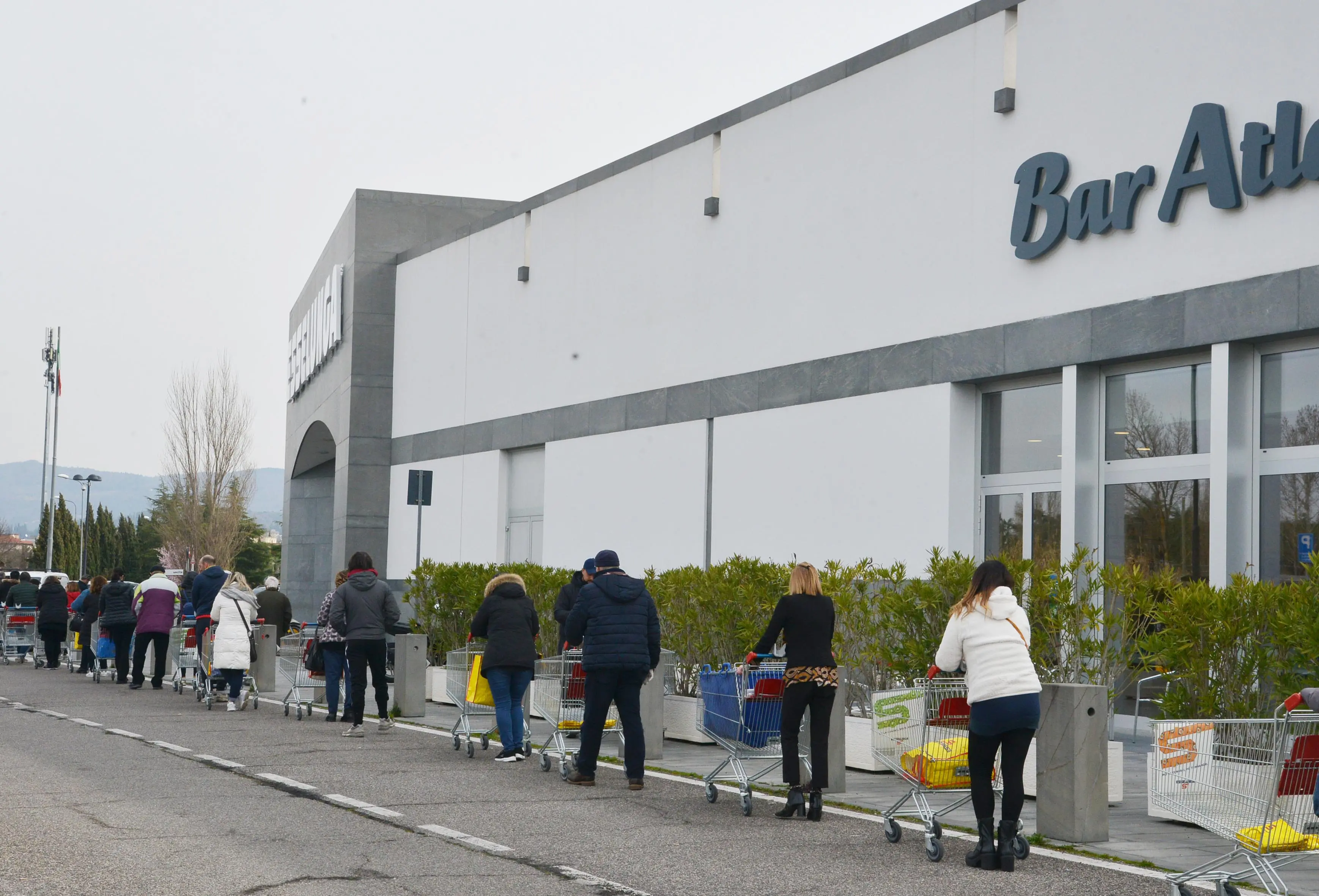 Diario del contagio, tutti in coda ai supermercati: c'è chi resta fuori, le proteste