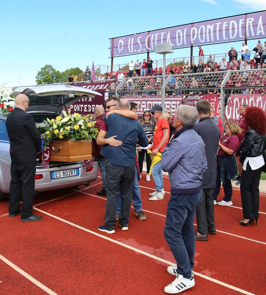 Pontedera, la folla allo stadio accoglie la bara del capo ultrà