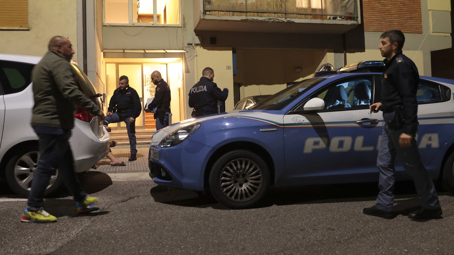 La polizia davanti al palazzo di Largo Sassetta la sera del 27 settembre 2022