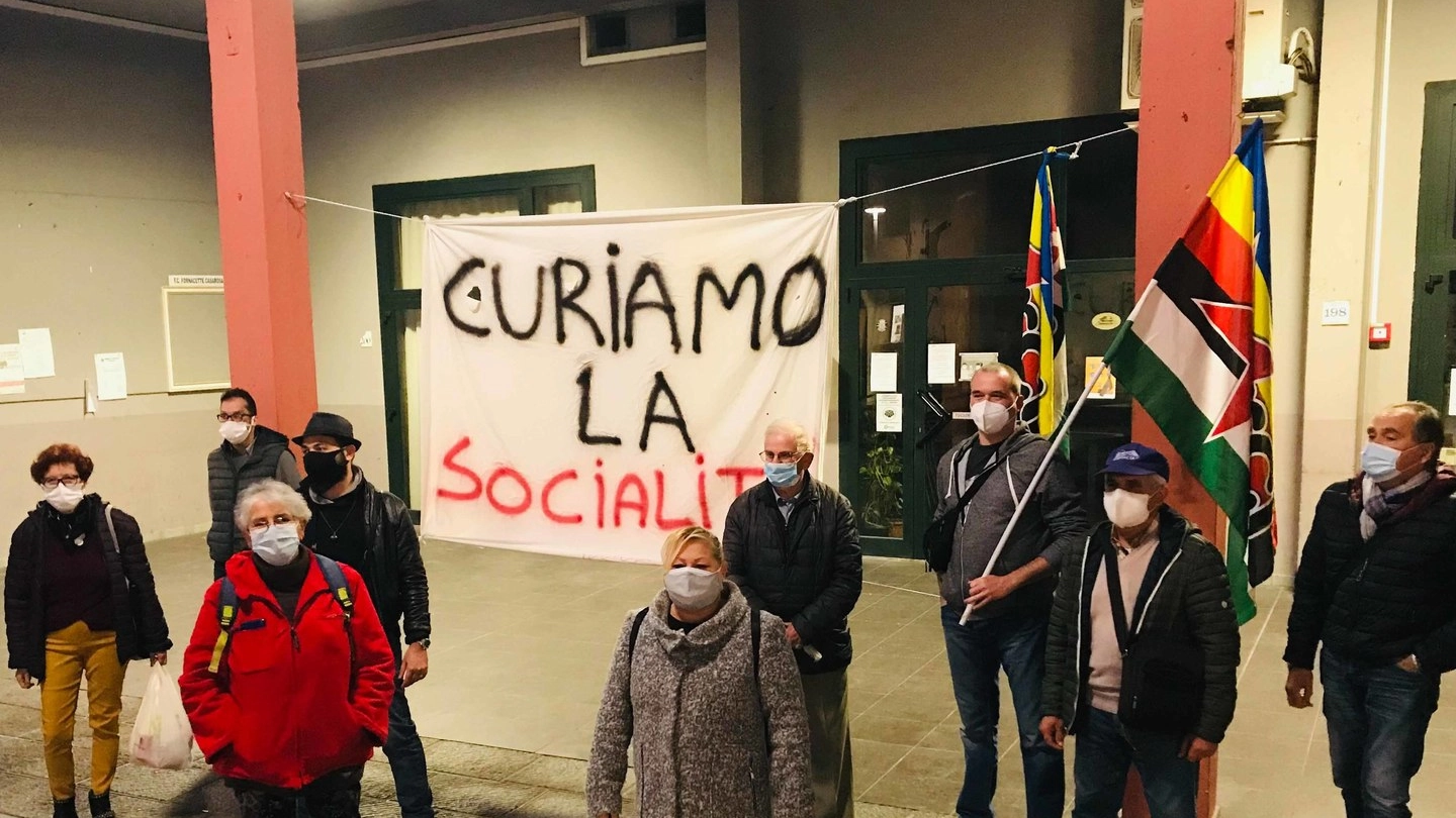 La protesta silenziosa a Fornacette (foto Germogli)