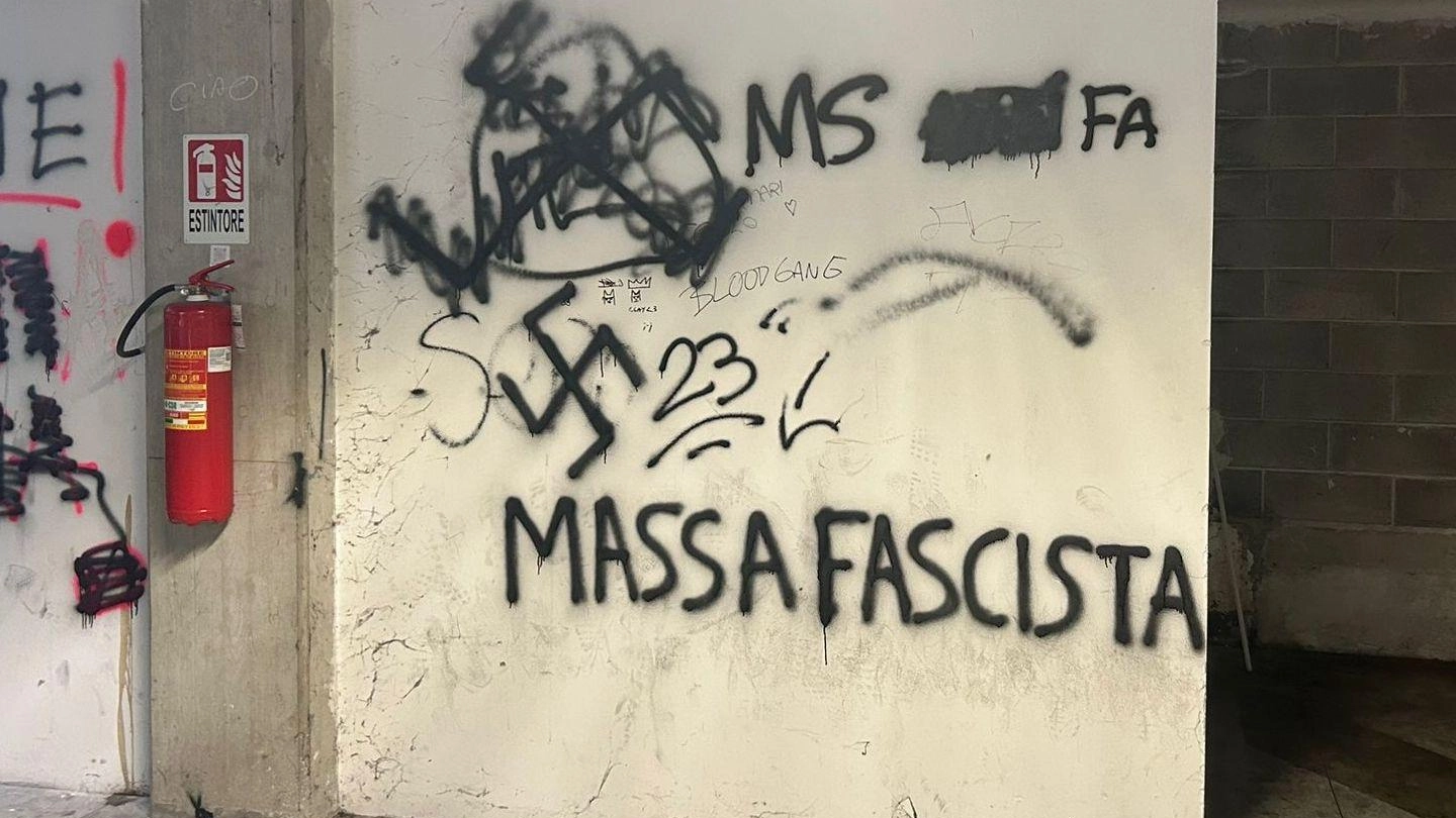 Svastiche e scritte fasciste. La condanna del sindaco