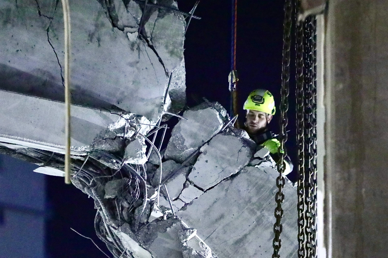 I lavori di messa in sicurezza della trave spezzata (New Press Photo)