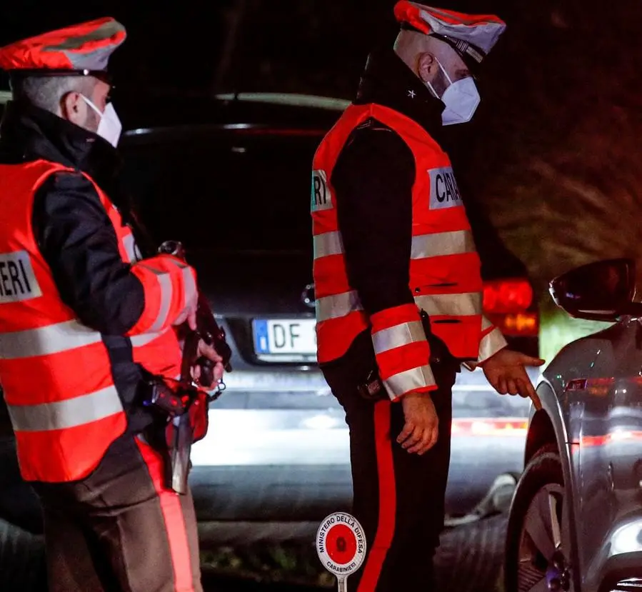 Muore all’aperto tra i botti, la siringa a fianco