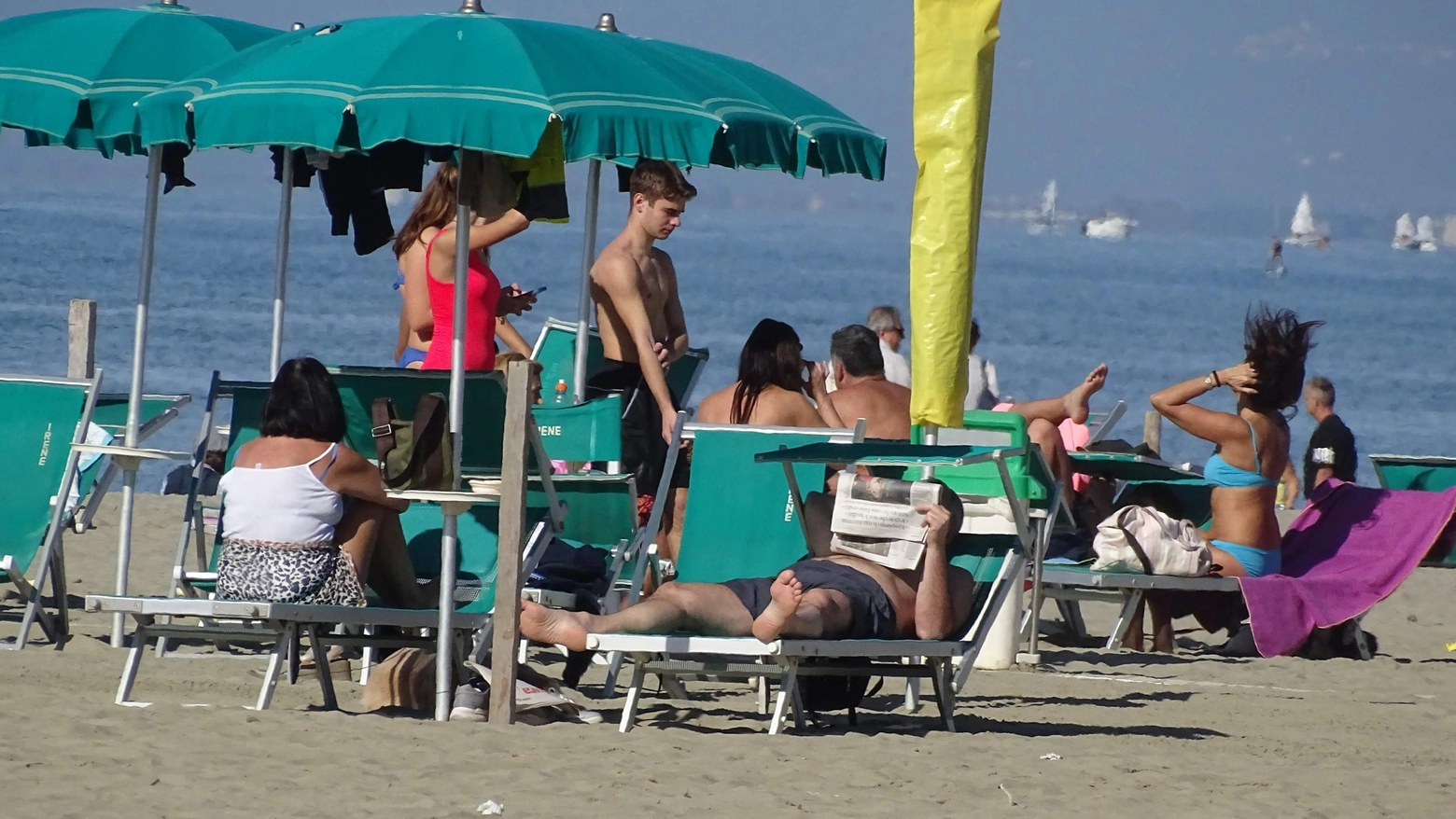 Turisti in spiaggia a Viareggio in questi giorni di ottobre (Foto Umicini)