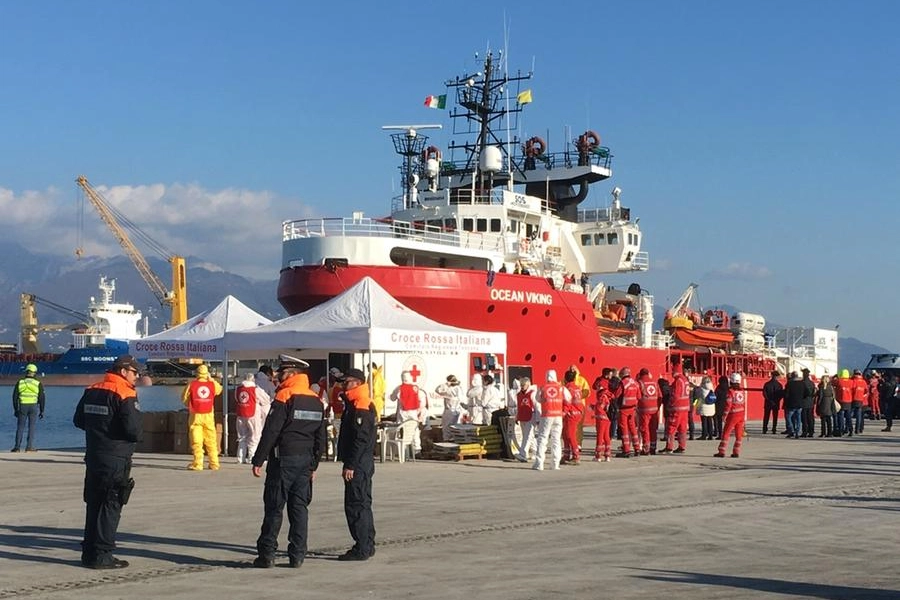 La nave a Marina di Carrara (foto Pasquali)