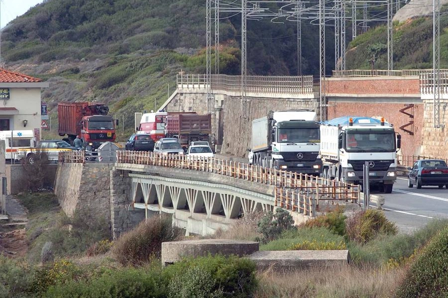 Camion sull'Aurelia alle porte di Livorno (Foto Novi)