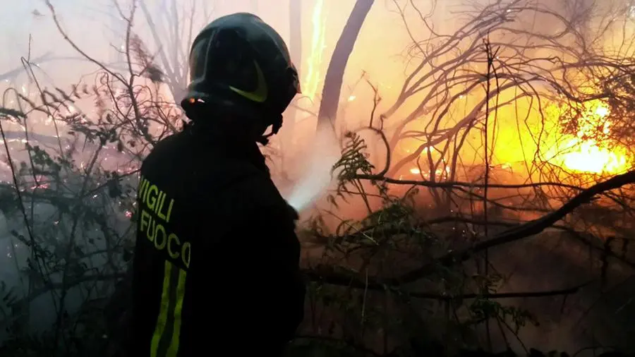 Massarosa brucia ancora, scoppiano due bombole