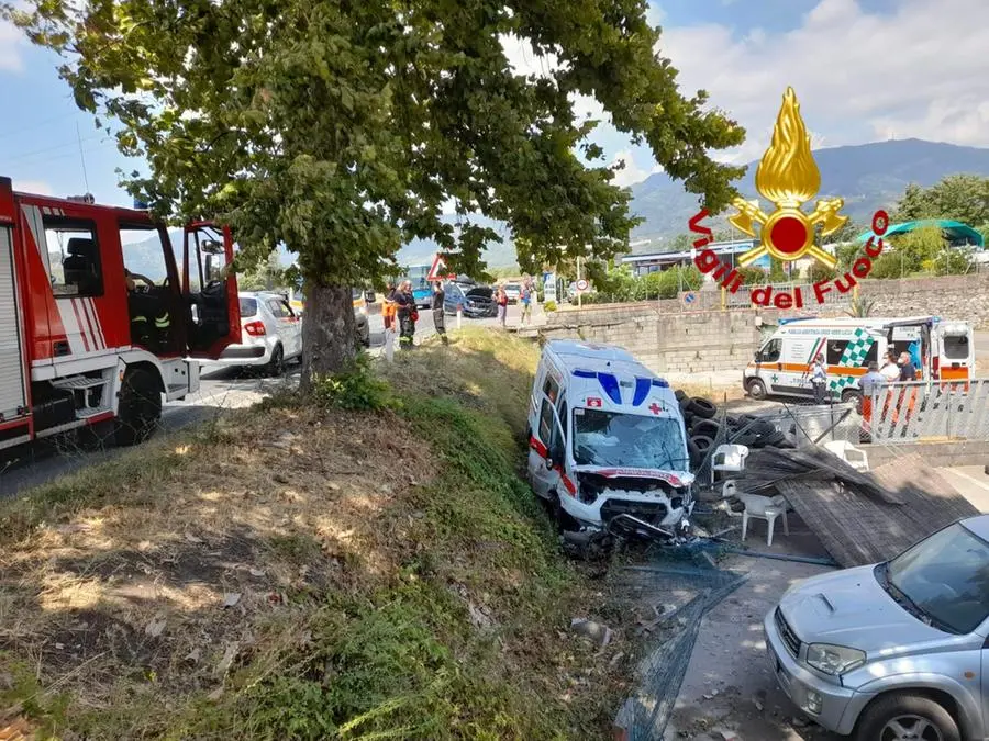 Incidente, auto finisce contro un'ambulanza: ferite 9 persone