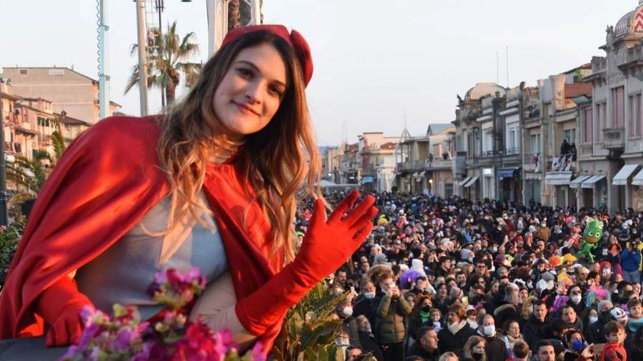 Gaia Raffaelli, 23 anni, durante l’ultima sfilata dei carri in Passeggiata