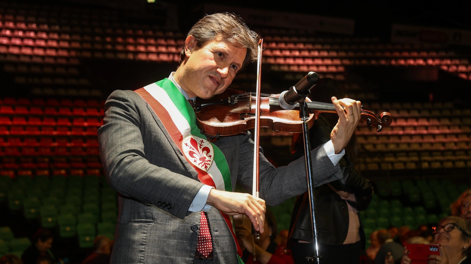 Il sindaco Nardella suona il violino al pranzo con gli anziani (New Press Photo)