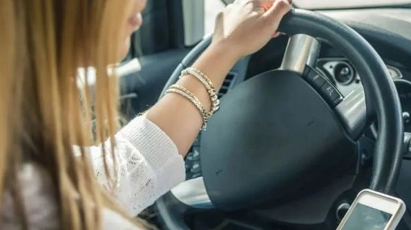 Usare il cellulare al volante è uno dei maggiori fattori di rischio per la sicurezza