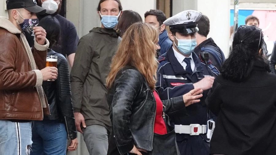 Controlli della polizia municipale sulle strade della movida