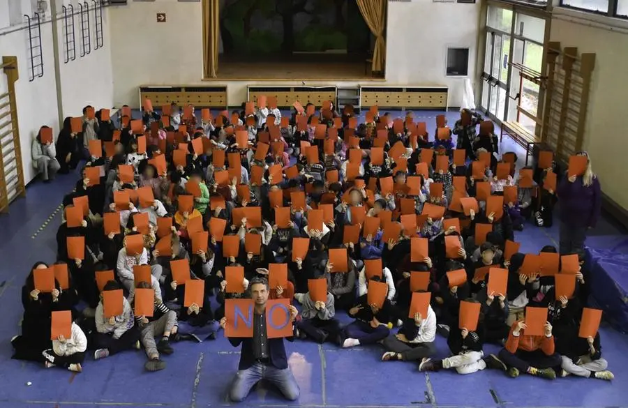 Firenze, flash mob dei bambini della Montagnola contro la violenza sulle donne