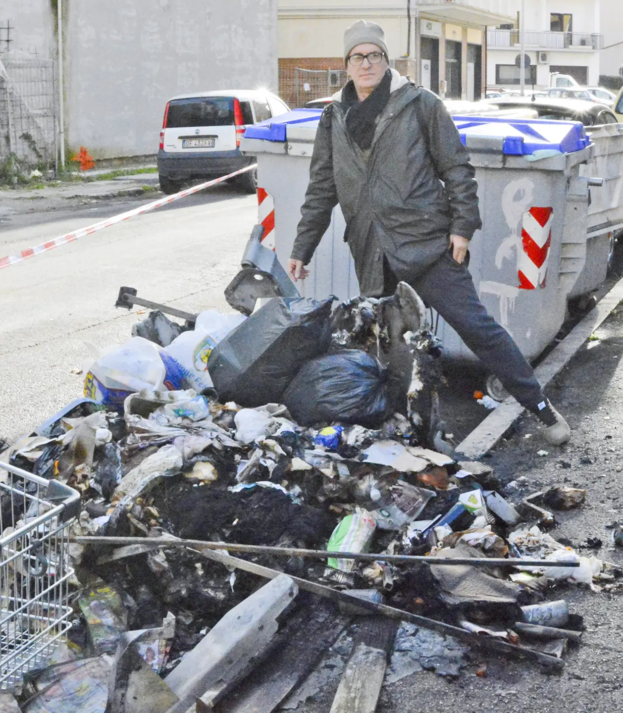 "Cassonetti a fuoco, spaccio e aggressioni. Abbiamo paura"