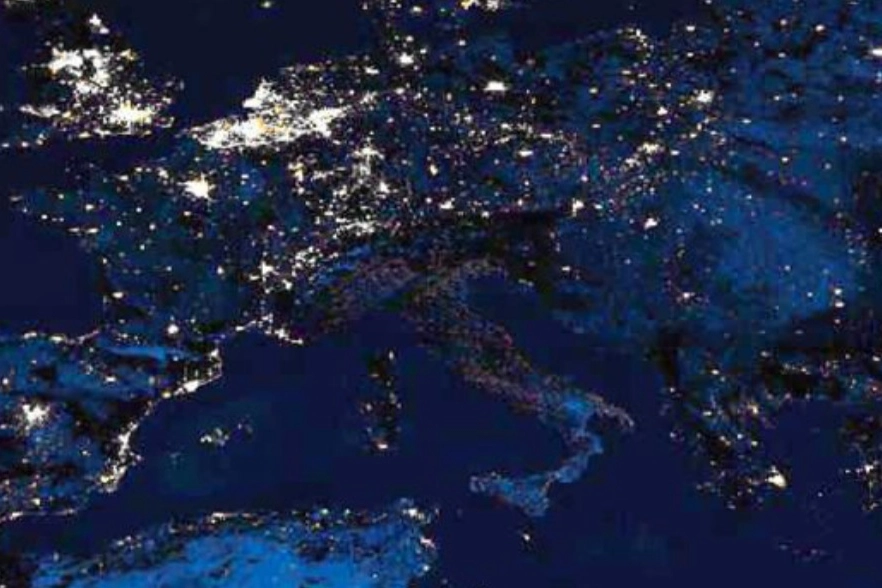 La storica immagine del satellite con l'Italia al buio