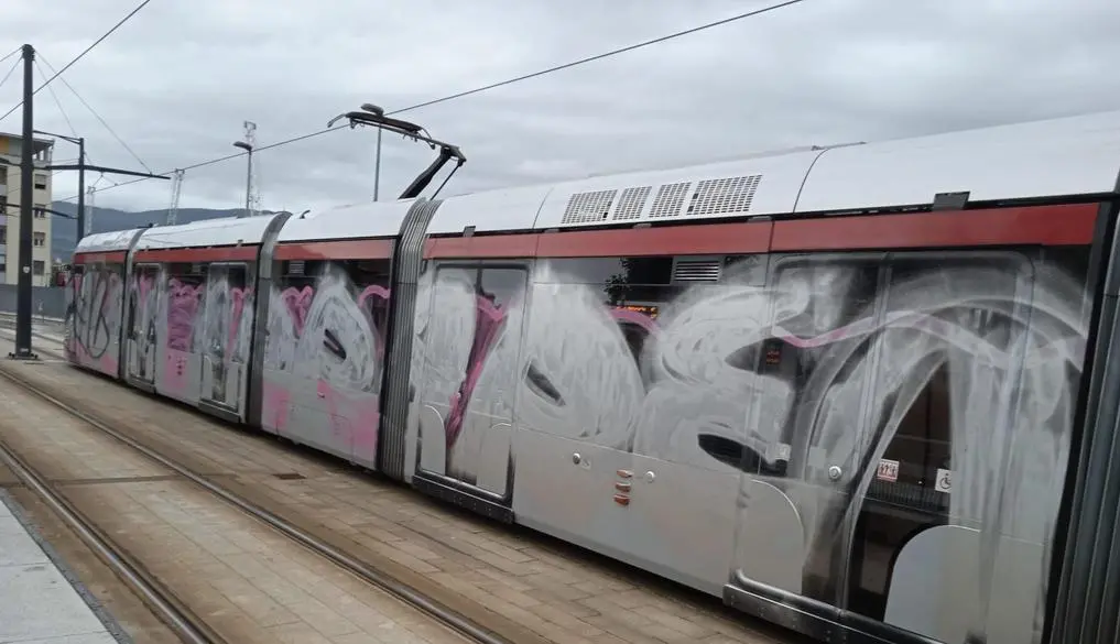 I writer bloccano un tram in servizio . Momenti di panico per i passeggeri