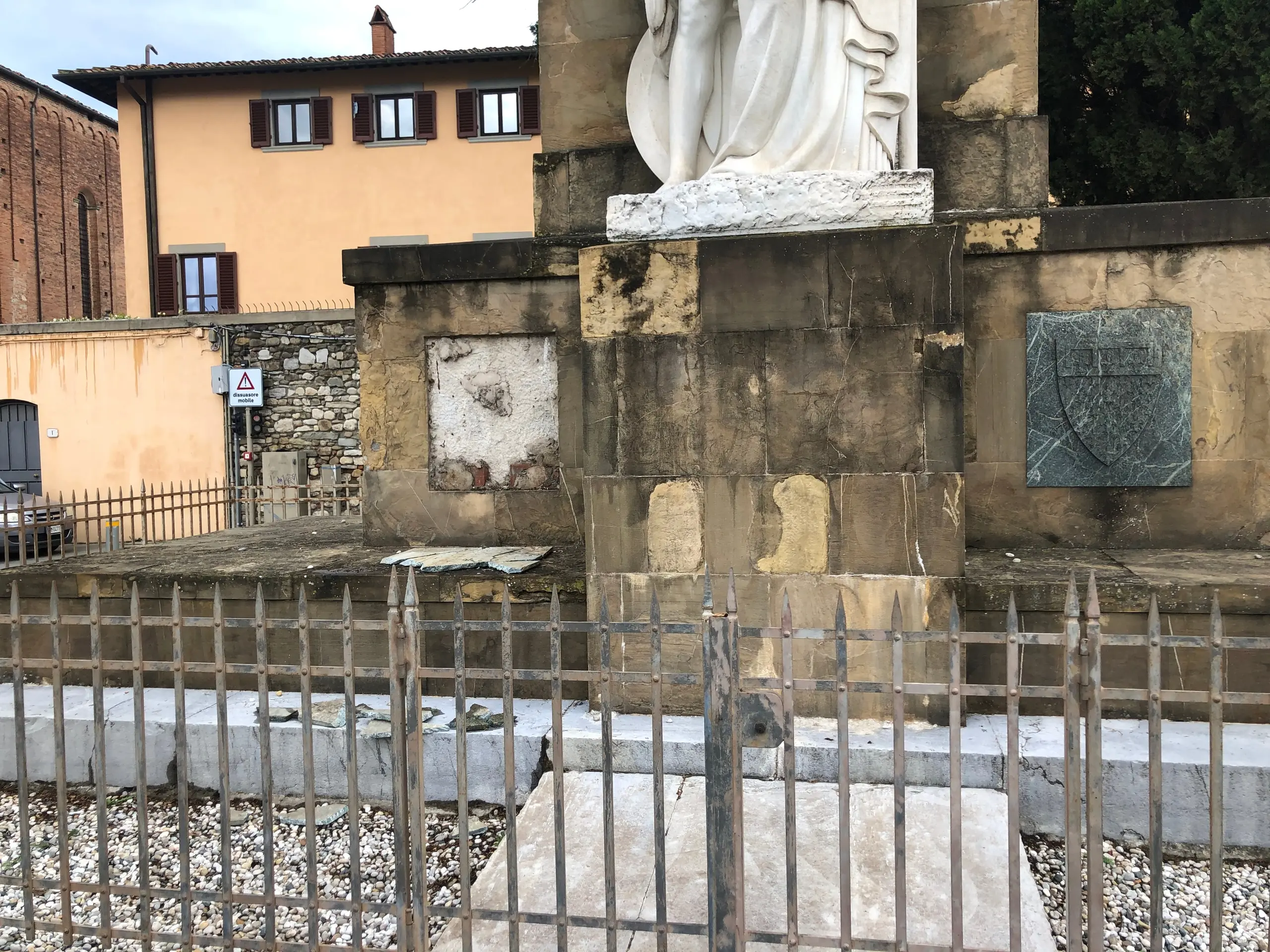 Prato, la pioggia danneggia il Monumento ai Caduti