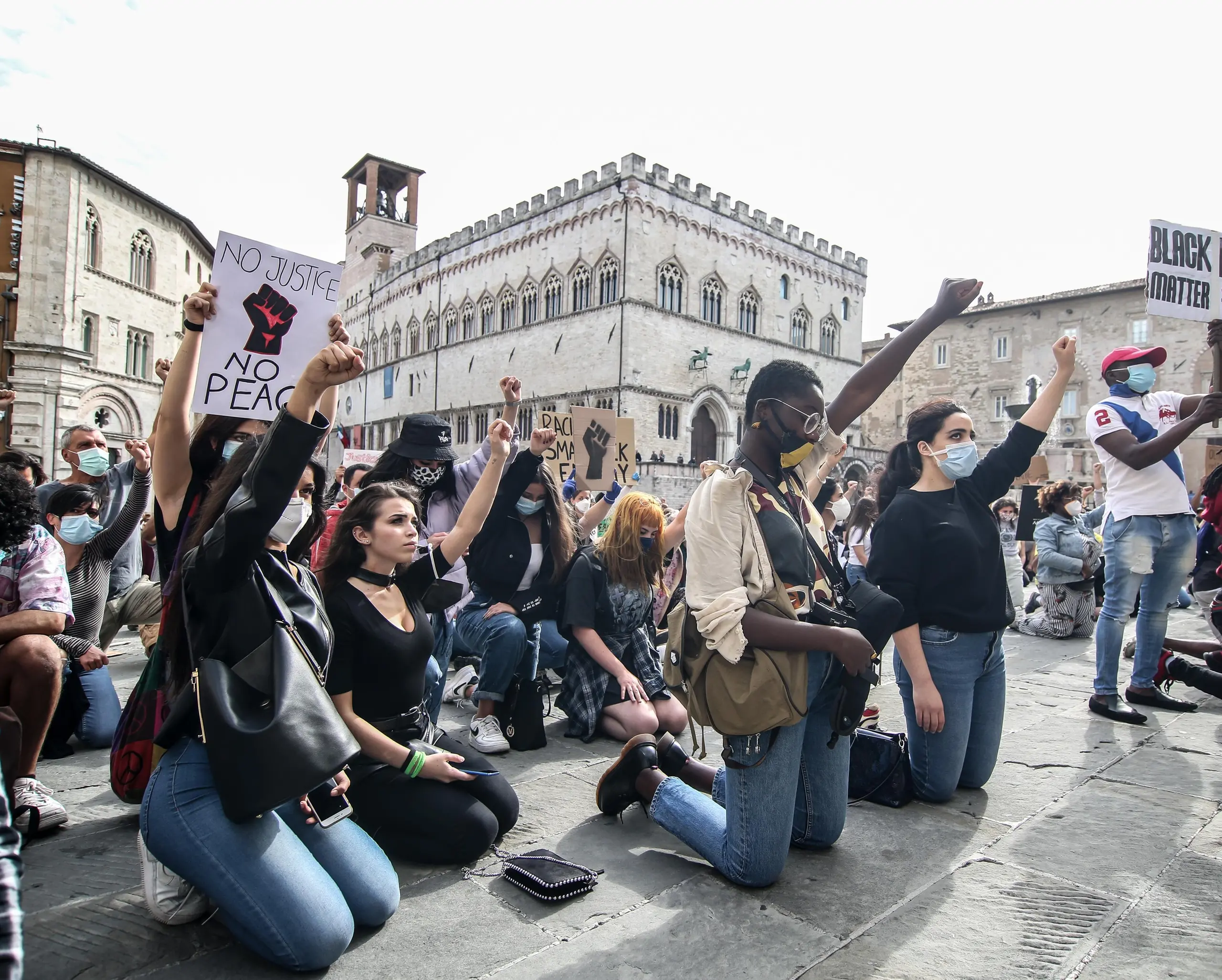 Manifestanti in ginocchio "Contro ogni razzismo"