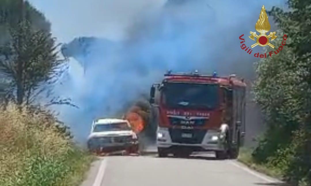 Auto Prende Fuoco Durante La Marcia, Salvo Il Conducente