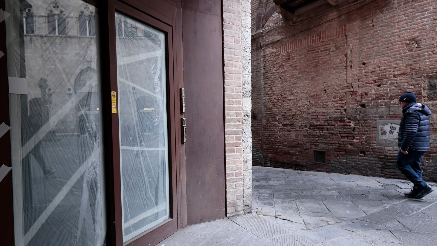 La porta di ingresso dell’ex sede di Unicredit all’imbocco di via Calzoleria