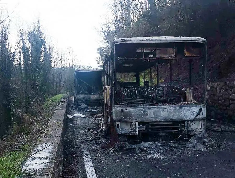 A fuoco i bus con gli studenti a bordo. Ragazzi salvati dagli autisti, chiusa la strada