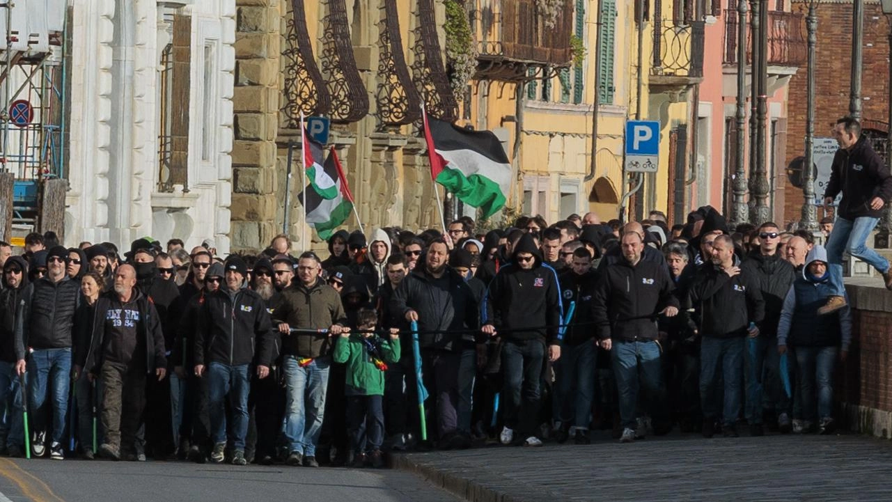 Il corteo dei tifosi. Cori sotto la Questura: "Dimissioni immediate"