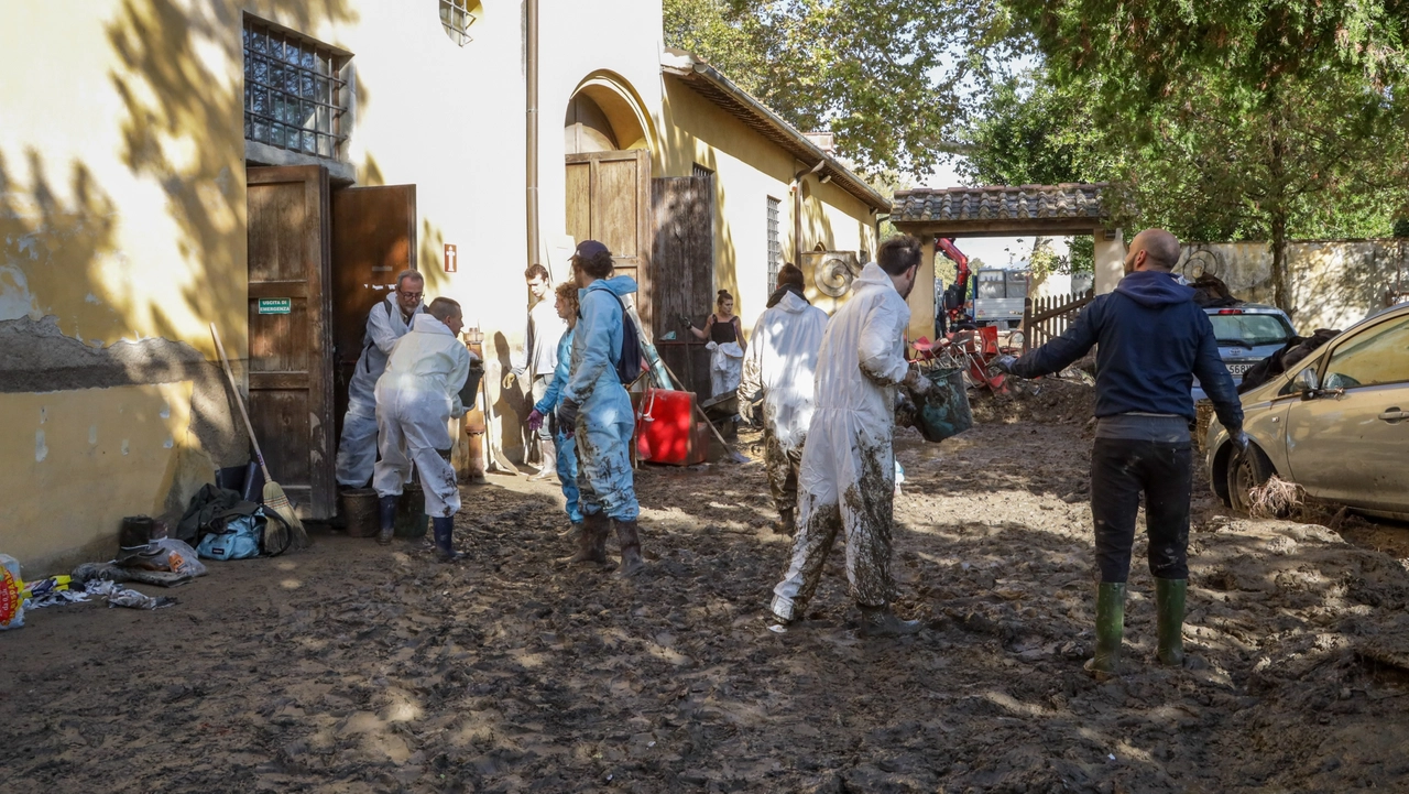 Cittadini e volontari in azione a Campi Bisenzio (Foto Germogli)