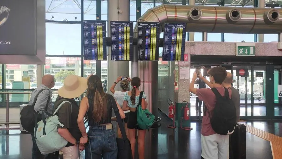 Scioperi, domenica da incubo negli aeroporti. Tanti voli cancellati