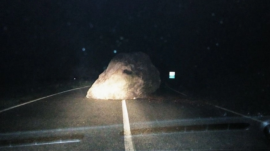 Masso sulla strada per Preci dopo il terremoto (Da un tweet di Mirella Castrichini)