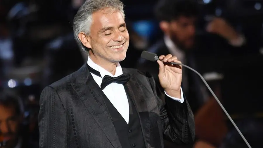 Andrea Bocelli restaura le campane della chiesa della sua Lajatico